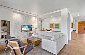 Een televisie, een open haard en een stereo