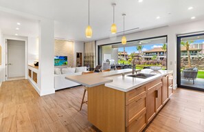 Jääkaappi, mikroaaltouuni, uuni, liesi