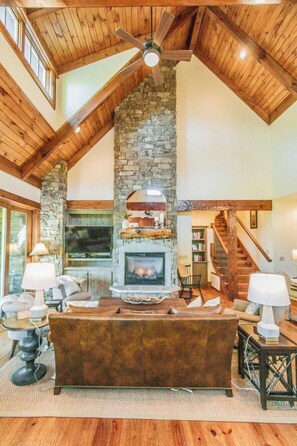 Smart TV, fireplace, video games, books - 'Mountain Therapy' Luxury Cottage at the Blue Ridge Mountain Club w/ Hot Tub (Boone)
