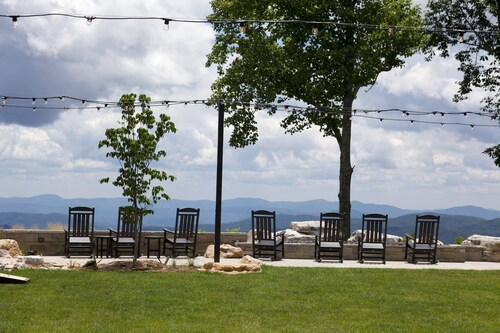 'Mountain Therapy' Luxury Cottage at the Blue Ridge Mountain Club w/ Hot Tub