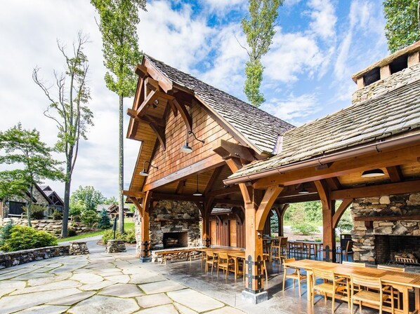 Outdoor dining - 'Mountain Therapy' Luxury Cottage at the Blue Ridge Mountain Club w/ Hot Tub (Boone)