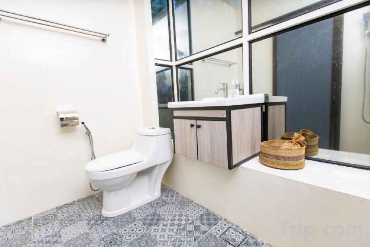 Baño | Secador de pelo, toallas, jabón y champú