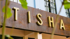 Un bâtiment sur lequel on peut lire l’inscription « TISHA ».