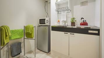 Fridge, microwave, stovetop, electric kettle