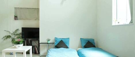 2 slaapkamers, een bureau, een strijkplank/strijkijzer, gratis wifi