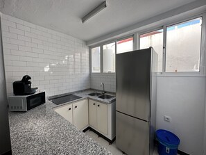 Kühlschrank, Mikrowelle, Wasserkocher mit Kaffee-/Teezubehör, Toaster