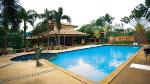 Una piscina al aire libre