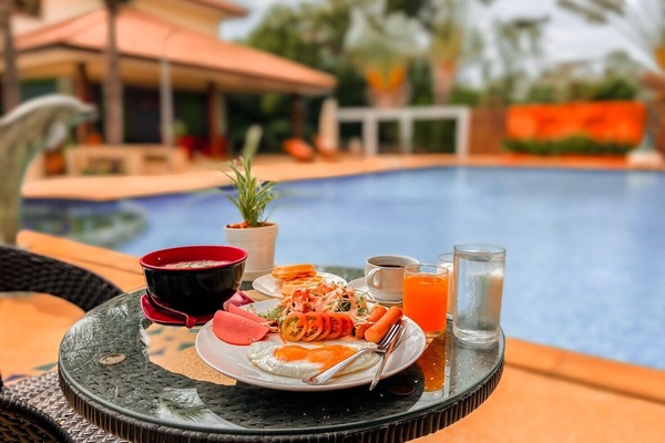 Daily continental breakfast (THB 250 per person)