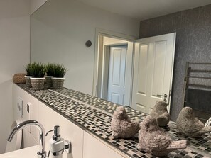 Shower, hair dryer, towels, soap - Ferienwohnung Ponywiese (Ihlow)