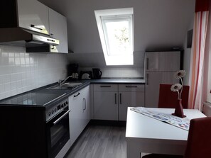 Køleskab, ovn, opvaskemaskine, højstol