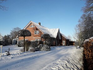 A brick house with a snow-covered roof and a clear sky. - Ferienwohnung 3 - Ferienwohnung Haus Bikker (Ihlow)