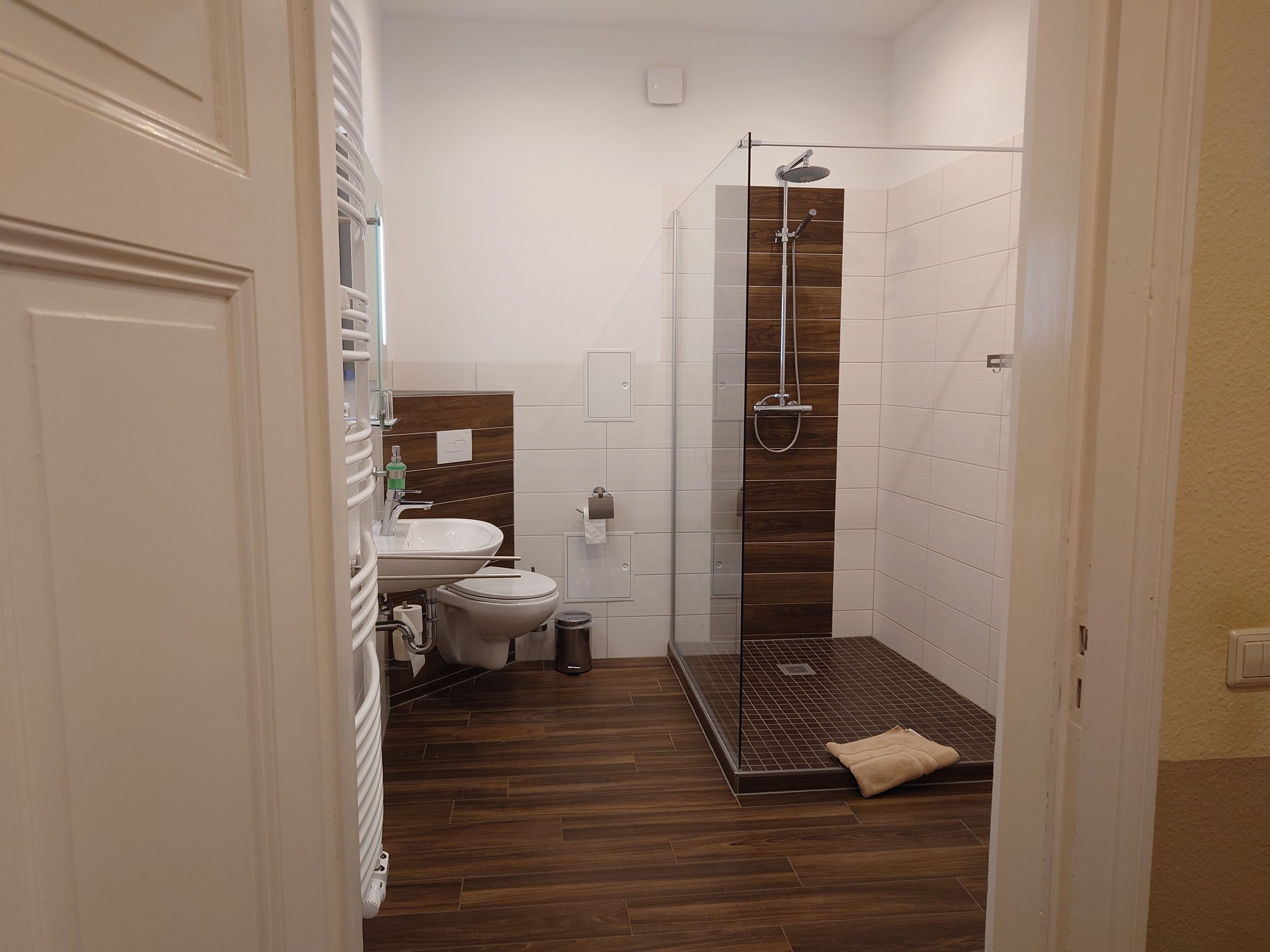 Dusche, Handtücher, Seife, Toilettenpapier