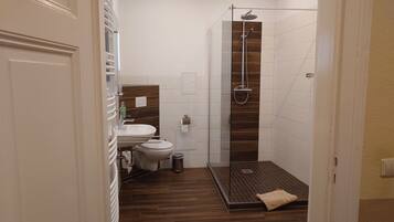 Dusche, Handtücher, Seife, Toilettenpapier
