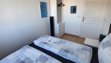 2 chambres, coffres-forts dans les chambres, fer et planche à repasser