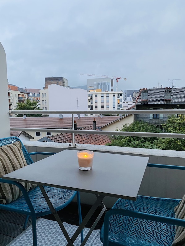 Outdoor dining - Tichnich Apartment - 1 minute from Annemasse station (Annemasse)