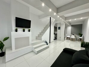 Televisie, videospelletjes, een dvd-speler en een kantoor