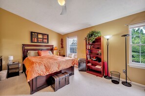 2 Schlafzimmer, Schreibtisch, Bügeleisen/Bügelbrett, Reisekinderbett