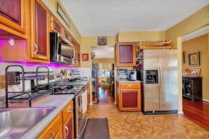 Fridge, microwave, oven, stovetop - Relaxing, Gorgeous Townhouse with 2 Spacious Master Bedrooms (Fairfax)