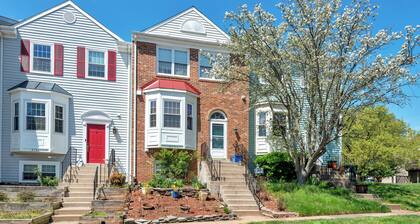 Relaxing, Gorgeous Townhouse with 2 Spacious Master Bedrooms