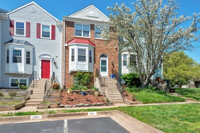 Relaxing, Gorgeous Townhouse with 2 Spacious Master Bedrooms