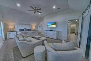 6 slaapkamers, een bureau, een strijkplank/strijkijzer, wifi