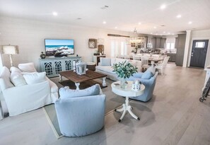 TV - Newly Renovated! Luxurious, Beach Front, Swim Spa (Panama City Beach)