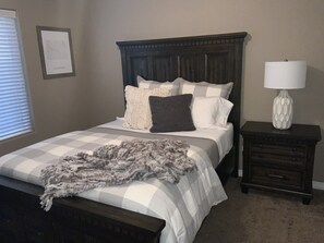 5 bedrooms, iron/ironing board, WiFi, bed sheets - Beautiful Spacious Contemporary Craftsman Style Home (Colorado Springs)