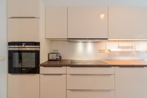 Kühlschrank, Mikrowelle, Herdplatte, Geschirrspüler