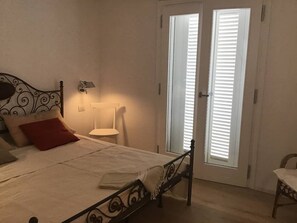 Strykjärn/strykbräda, resesäng, wi-fi och sängkläder
