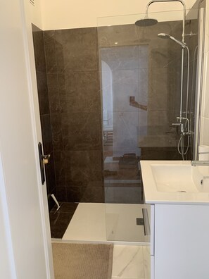 Dusche, Haartrockner, Handtücher