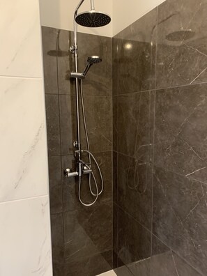 Shower, hair dryer, towels - Pinhal Do Golf: Superb 2-bedroom apartment, renovated in 2020 near Marina (Quarteira)