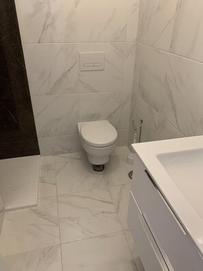 Shower, hair dryer, towels - Pinhal Do Golf: Superb 2-bedroom apartment, renovated in 2020 near Marina (Quarteira)