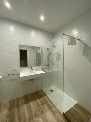 Rainfall showerhead, designer toiletries, hair dryer, towels - Hostal Luz del Sol Barbate (Barbate)