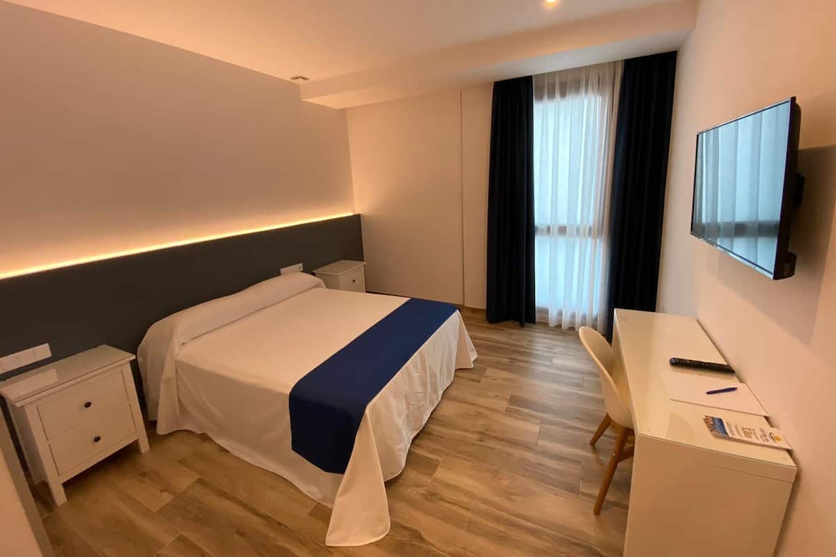 Kamar Double | 1 kamar tidur, seprai premium, busa memori, dan minibar