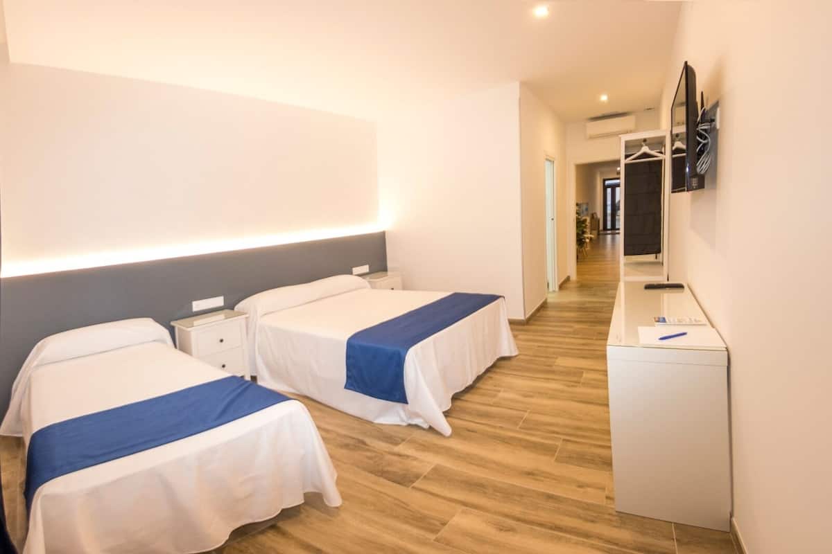 Kamar Triple Standar | 1 kamar tidur, seprai premium, busa memori, dan minibar