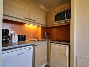 Réfrigérateur, four à micro-ondes, lave-vaisselle