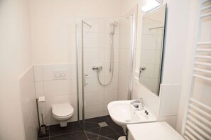 Dusche, Haartrockner, Handtücher