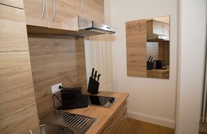 Kühlschrank, Herdplatte, Wasserkocher mit Kaffee-/Teezubehör, Toaster