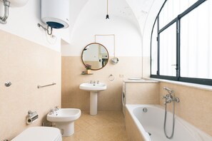 Bathtub, hair dryer, bidet, towels