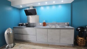 Una cocina moderna con estufa integrada, pileta y microondas.