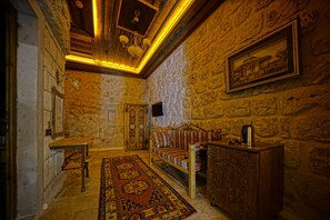 Deluxe Stone Room (Gorceli) | Coin séjour | Télévision LCD de 32 pouces avec chaînes par satellite, télévision