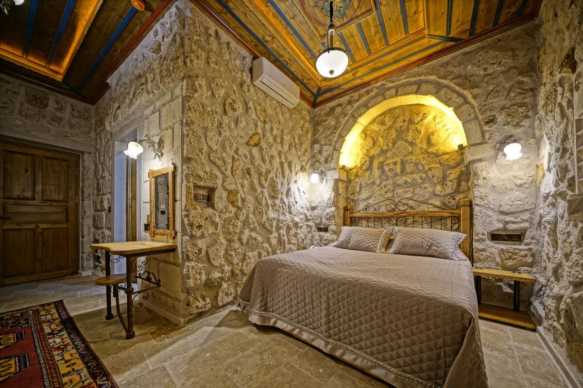 Deluxe Stone Room (Gorceli) | Select Comfort 床、迷你吧、办公桌、笔记本电脑工作区