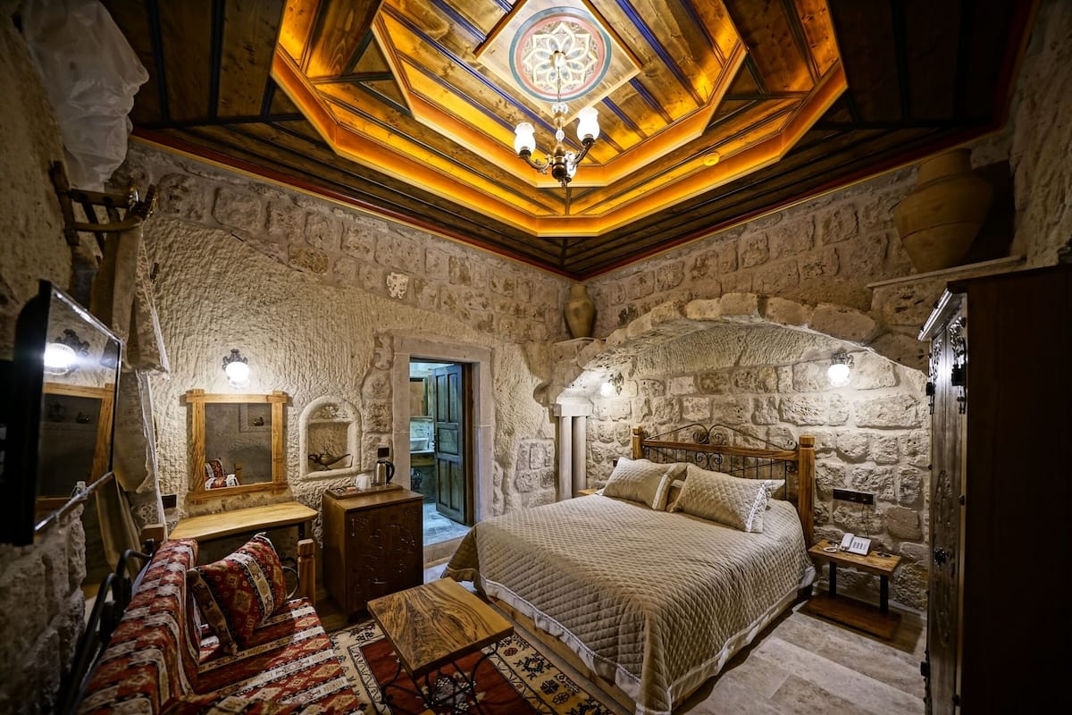 Deluxe Cave Room (Ahiroda) | Select Comfort 床、迷你吧、办公桌、笔记本电脑工作区