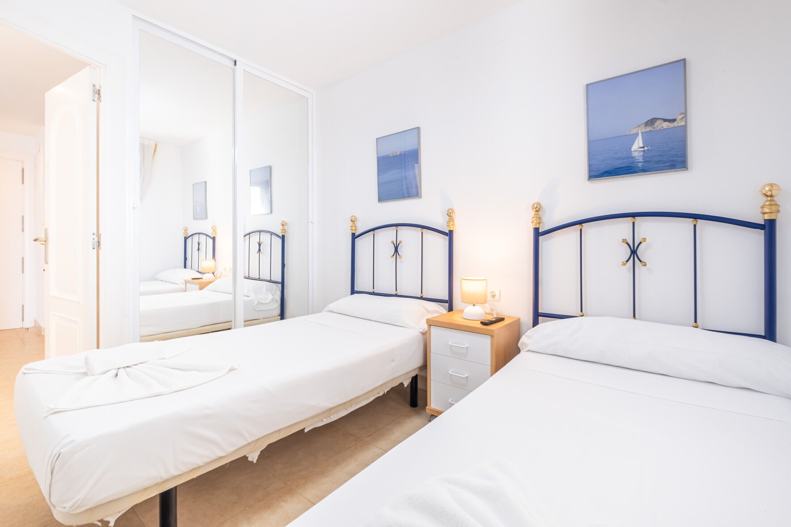 Tabla de planchar con plancha, wifi gratis, ropa de cama