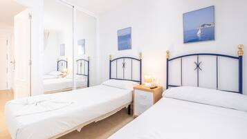 Tabla de planchar con plancha, wifi gratis, ropa de cama