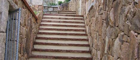 المنطقة المحيطة بالمنشأة