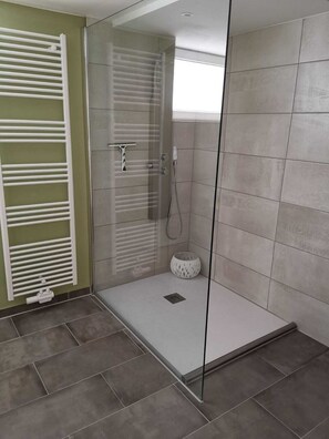 Een douche, een haardroger, handdoeken, zeep