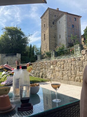 Outdoor dining - Luxury apartment in a renovated Chateau with a view of the Pyrenees. (Mouzens)