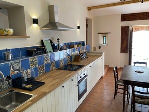 Fridge, oven, stovetop, dishwasher - Luxury apartment in a renovated Chateau with a view of the Pyrenees. (Mouzens)