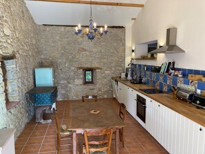 Fridge, oven, stovetop, dishwasher - Luxury apartment in a renovated Chateau with a view of the Pyrenees. (Mouzens)